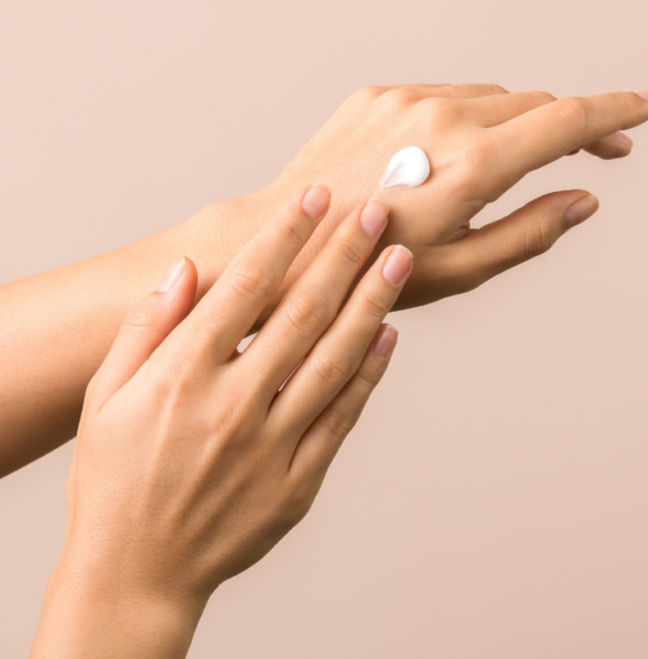 كريم اليدين BIODERMEX ترطيب عميق وتفتيح مع حماية من التجاعيد